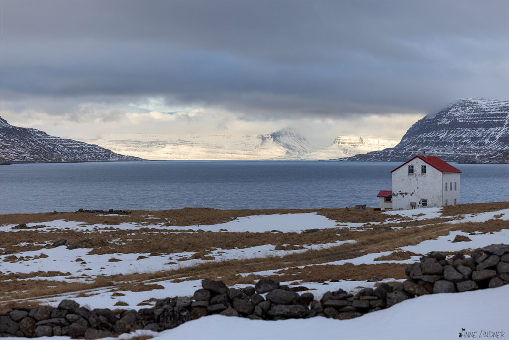 Allein stehendes Haus im Norden Islands. Im Hintergrund sieht man das Meer. Foto von Anne Lindner